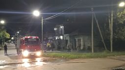 Operativo de emergencia en Temperley por el incendio de una casa.