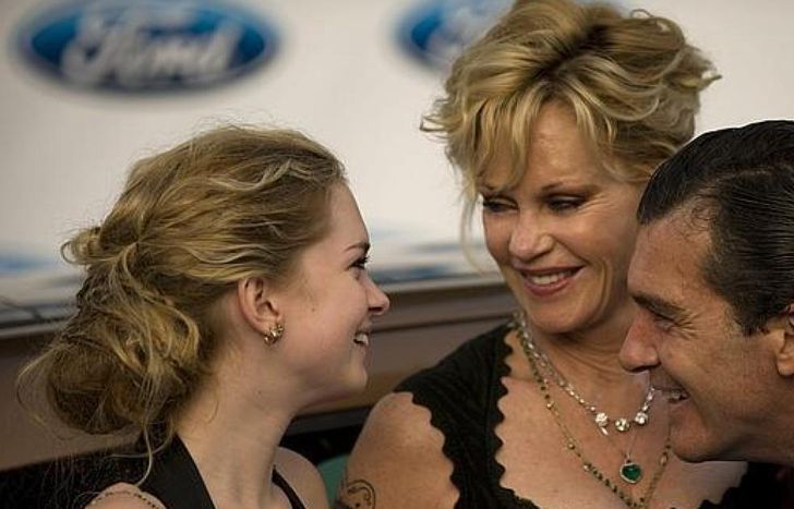 Stella del Carmen, con sus padres.