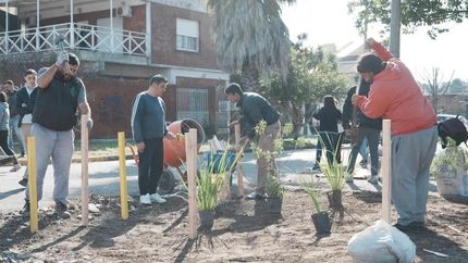 La limpieza de basurales se complementa con plantaciones de especies nativas.