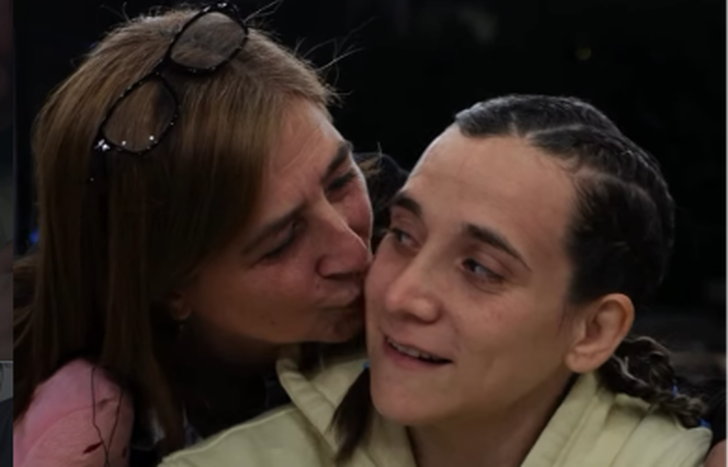 Se reencontró con su madre previo a su debut.