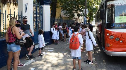 Apuntan a los horarios de salida y entrada.