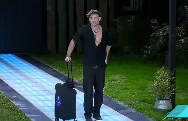 Bautista, dejando la casa.