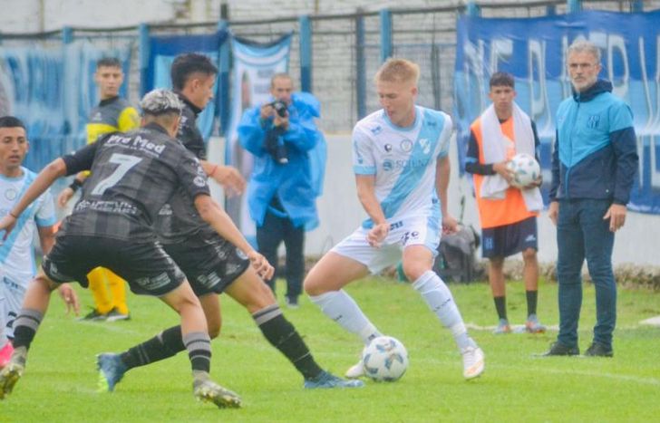 Pedro Souto maniobra ante dos rivales.