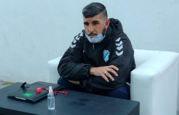 El DT Fernando Ruiz en conferencia de prensa.