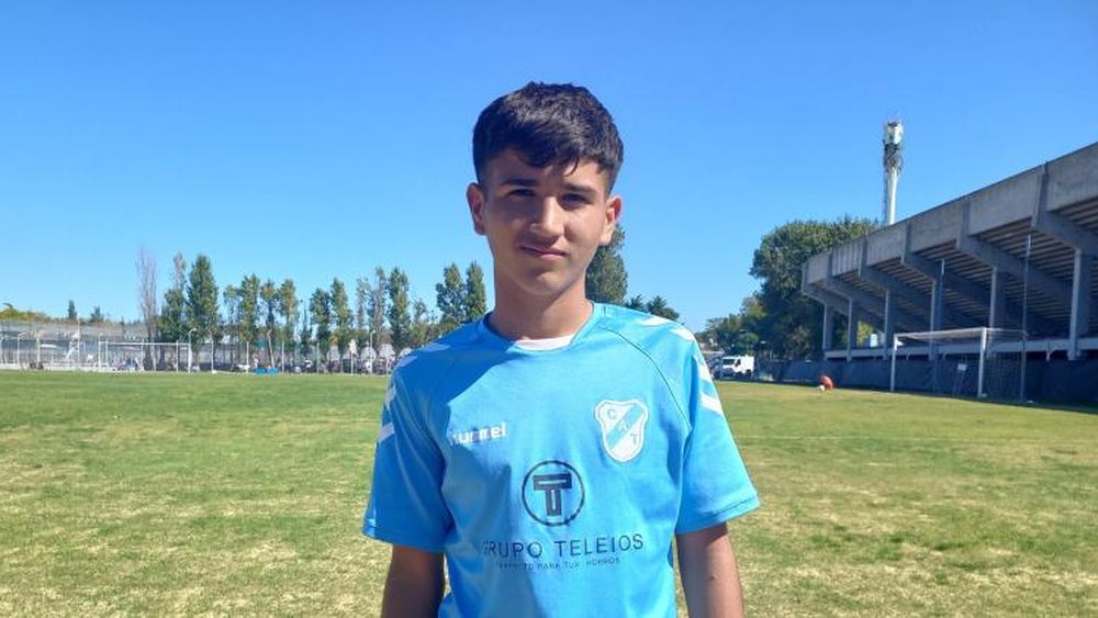 Luciano Gorosito, autor de un golazo impresionante en el partido de Octava División.