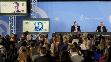 con proceres y heroinas: asi son los nuevos billetes que presento alberto