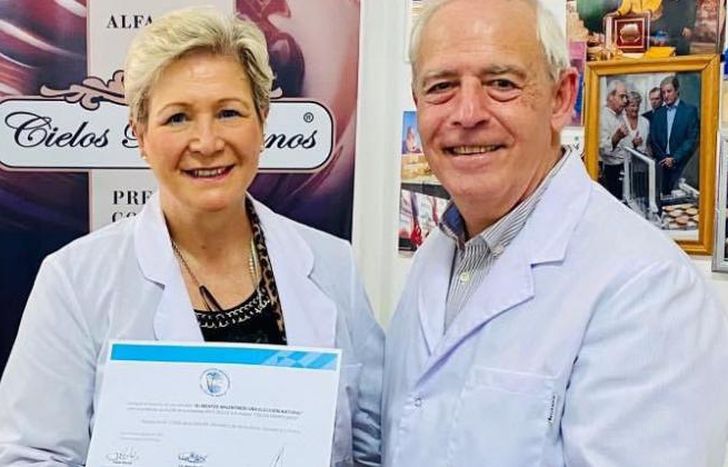 Chus, la directora, recibió el certificado y agradeció el apoyo.