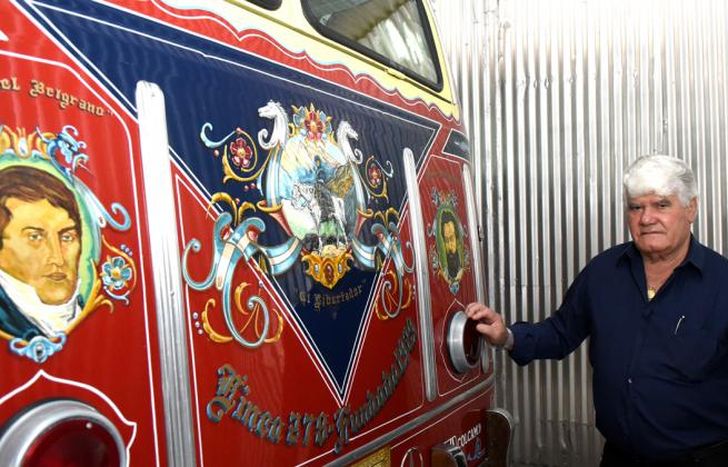 Los fileteados embellecen la carrocería de los colectivos.