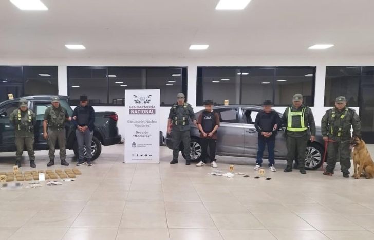 Los tres detenidos y todos los elementos incautados.