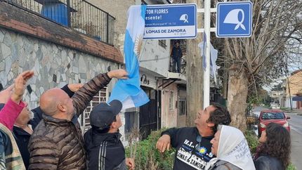 El momento en que descubrieron una de las señalizaciones con el nombre de Héctor Flores.