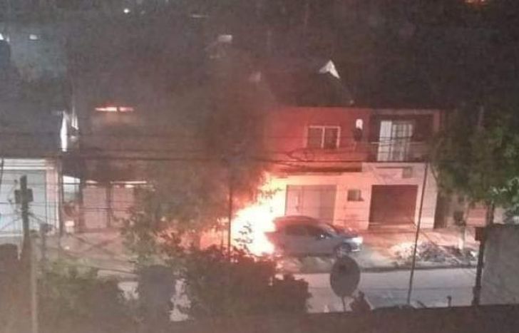 El momento en el que su auto se prendía fuego frente a su casa.