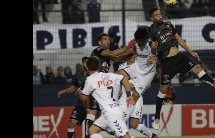 El partido estuvo plagado de imprecisiones.