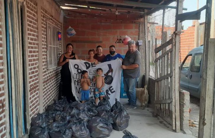 Entregaron más de 300 bolsas con alimentos navideños.
