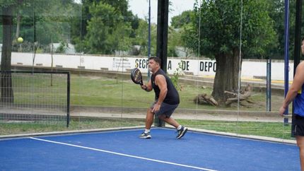 Las canchas de césped sintético tienen medidas oficiales y vidrios templados. Las canchas de césped sintético tienen medidas oficiales y vidrios templados.