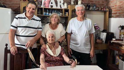 María festejó su cumpleaños rodeada de amor y afecto por parte de su familia.