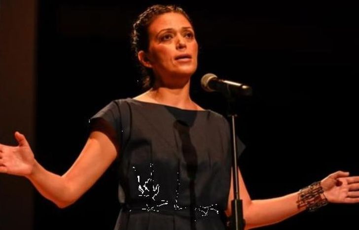 La artista local pone la voz en la obra.