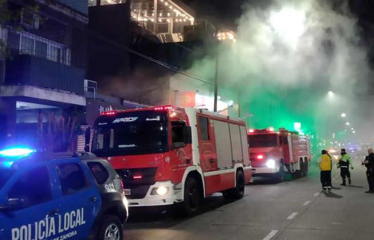 El humo se extendió por la avenida Alsina, en pleno centro de Banfield.