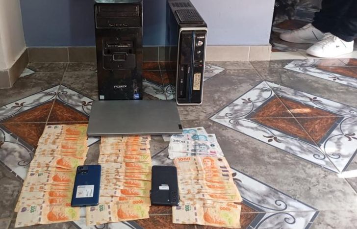 Dinero y dispositivos electrónicos incautados en los operativos.