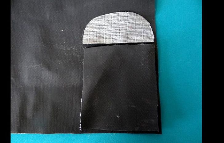 2. Coser el bolsillo sobre el derecho de la tela vinílica en el margen inferior. Utilizar puntada recta cerrando la base y los laterales. Ubicar la solapa sobre él.