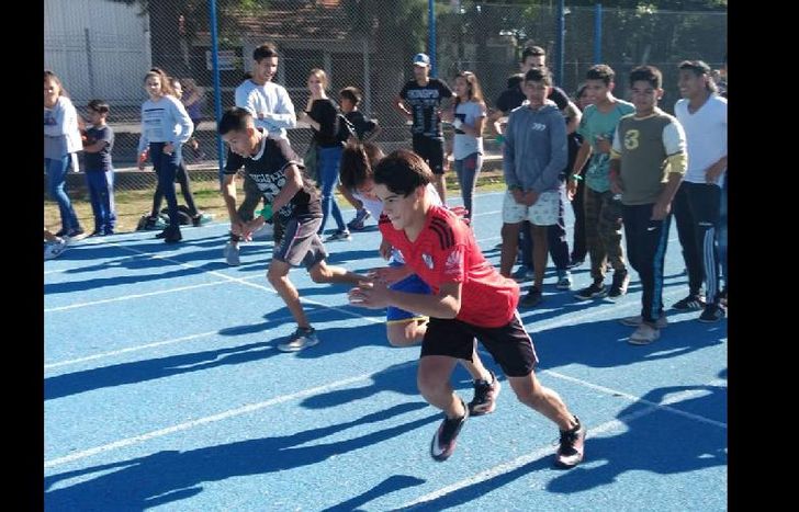 chicos, grandes, jóvenes se entrenan a toda hora en el nuevo circuito del parque.