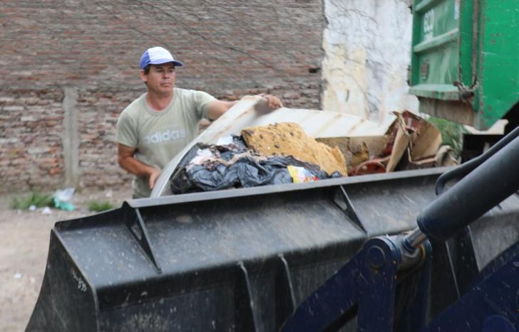 Eliminan todos los objetos en los que se puede acumular agua.