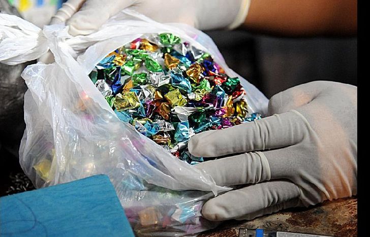 En las viviendas, se detuvo a siete hombres, uno de ellos oriundo de Paraguay, y cinco mujeres, de entre 20 y 58 años