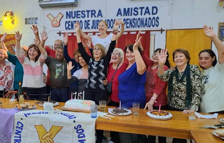 Los vecinos se divierten mensualmente en cada mateada.