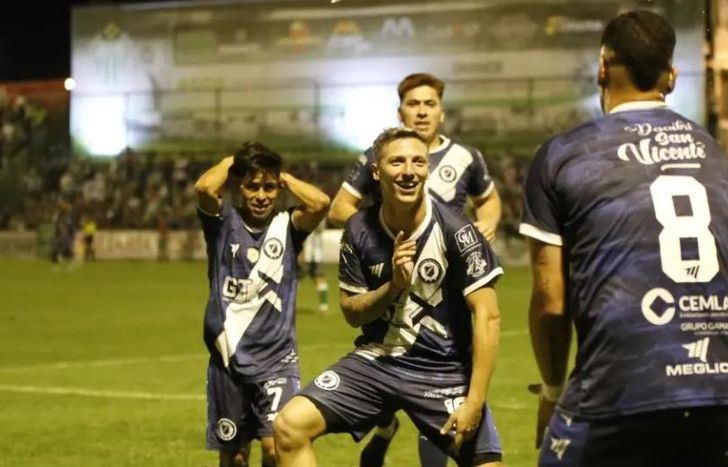 San Martín no suelta la punta.