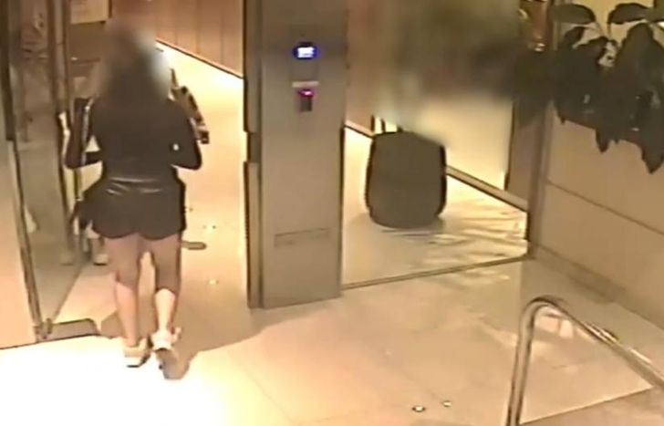 El momento en que la joven llega al departamento de la víctima.