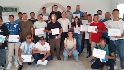 Con los certificados en la mano.