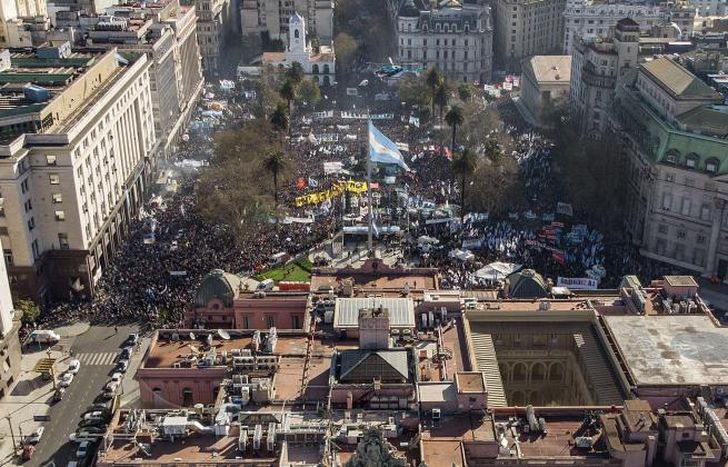 Una multitud se acercó a la Plaza de Mayo en apoyo a Cristina Kirchner.
