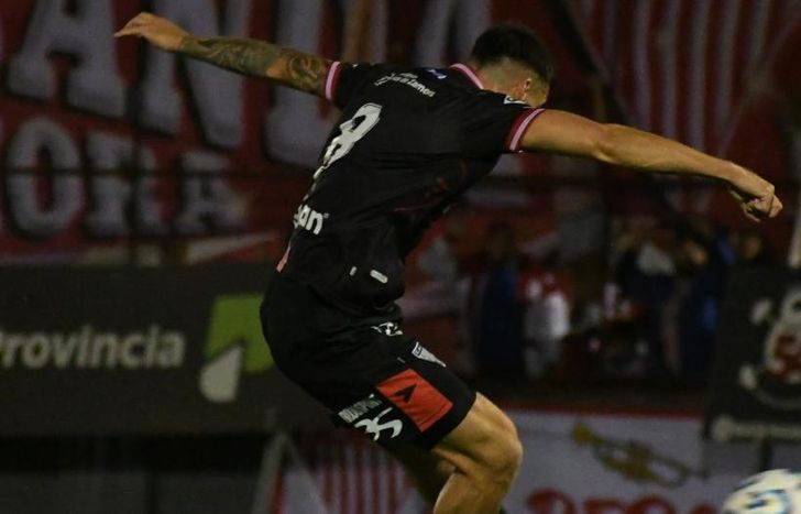 Parte el zurdazo al ángulo derecho.