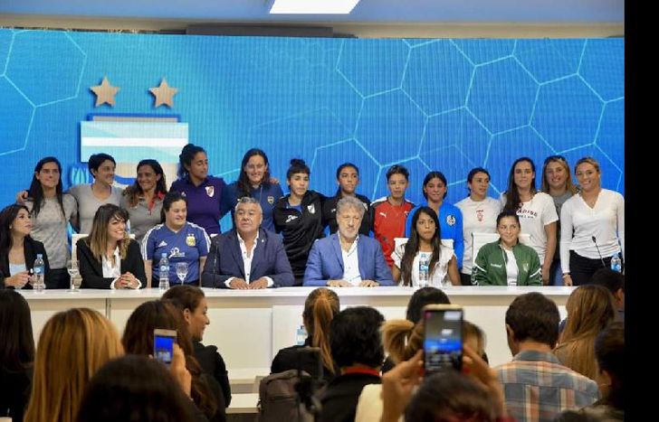 En conferencia, estuvieron referentes de los distintos equipos y la presidente de Banfield, Barbuto.