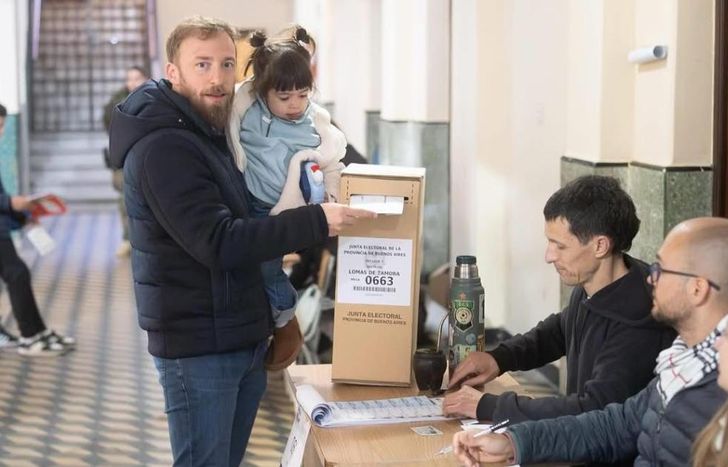 Federico Otermín votó en el colegio Nuestra Señora de Lourdes, en Banfield.