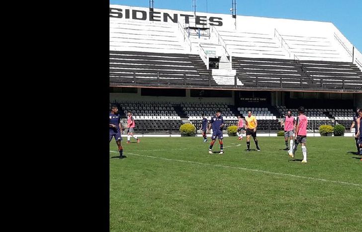 Los Andes cayó en el amistoso de titulares e igualó sin goles en el de suplentes.