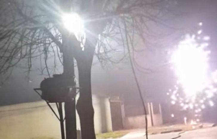 Un fuerte chispazo y explosiones en un poste de luz de Andrés Bello y Rawson.