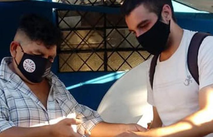 Entregando mercadería.