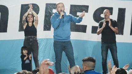 Otermín, junto a su esposa, Daniela Vilar, y Adrián Santarelli.