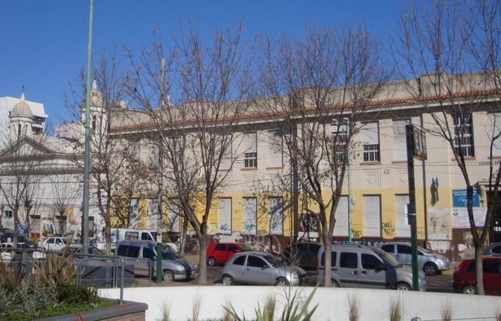 Frente a la Plaza Grigera.