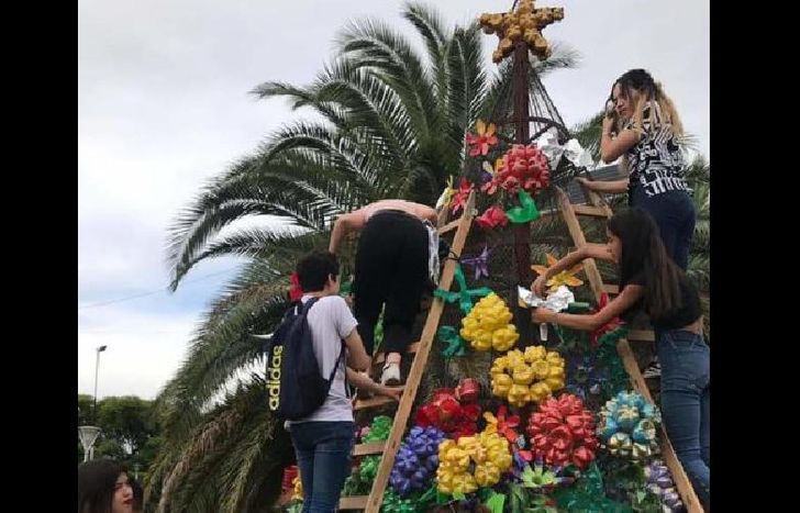 en pleno proceso de decoración.