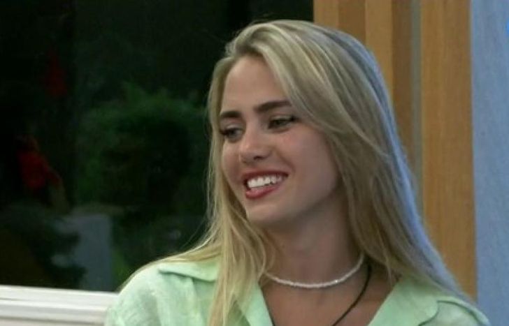 Sabrina terminó de definir la placa.