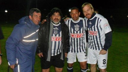 Maradona, junto a Granados, con la camiseta de Suárez.