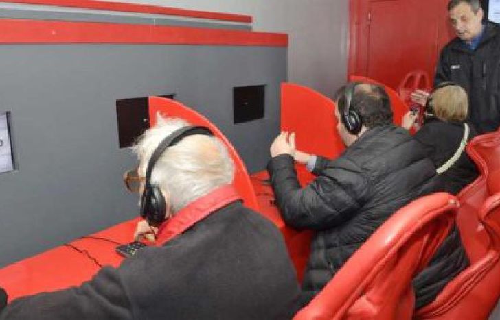 Los vecinos probando los simuladores de “rutas en rojo”.