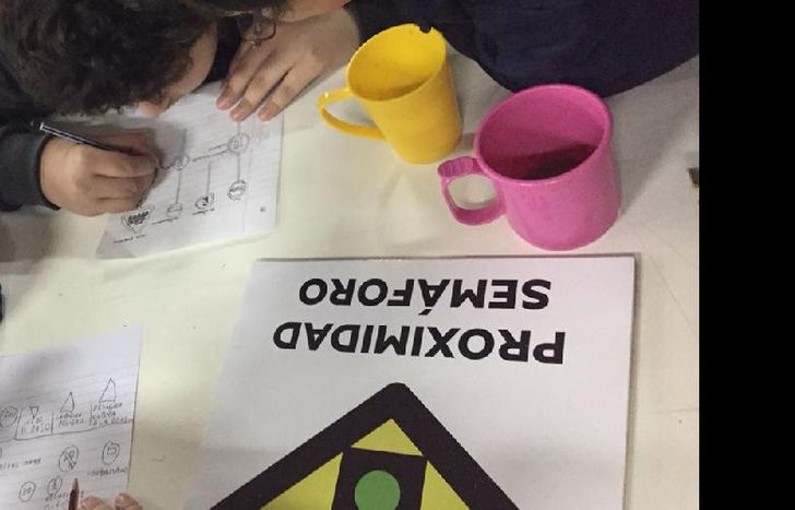 Los más pequeños trabajan desde los sentidos, aprenden las señales de tránsito y sus significados.