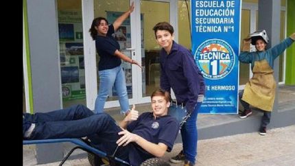 los chicos de la Técnica N° 1 crearon las sillas.