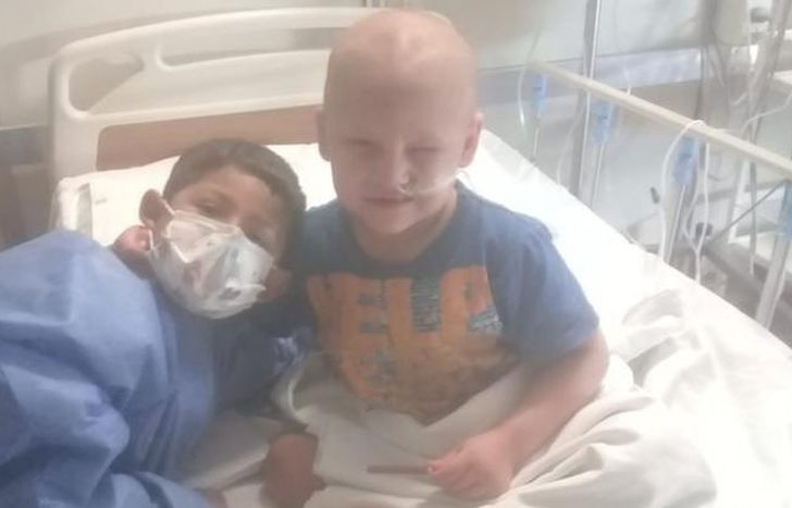 Thiago con su hermano Lautaro en el Hospital Garrahan.