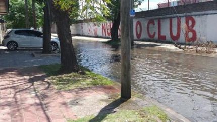 desagotan la pileta e inundan las calles