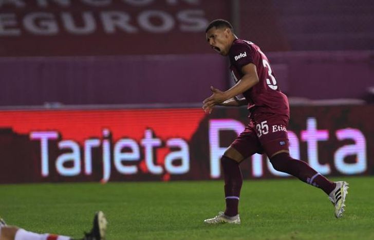 Braian Aguirre festeja el primero de Lanús.