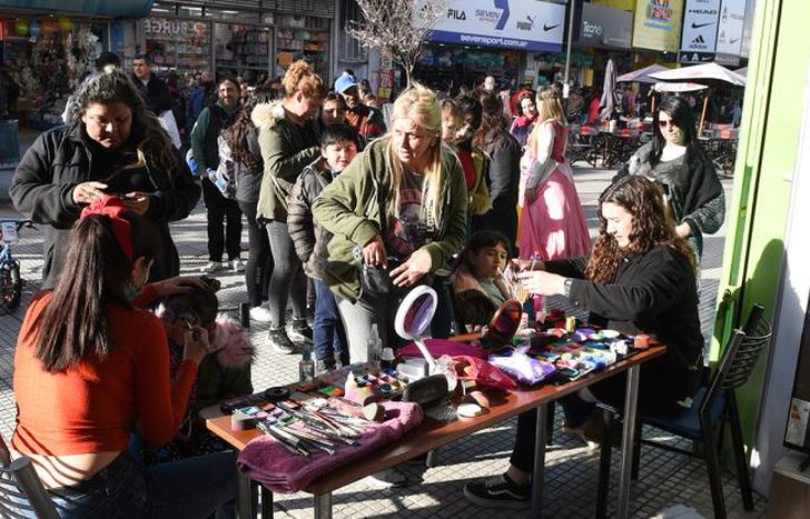 En la peatonal Laprida hubo shows, desfiles y música.