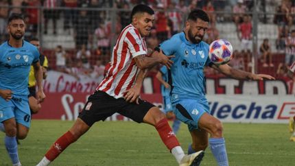 Alan Pérez cubre la pelota ante un rival. Alan Pérez cubre la pelota ante un rival.